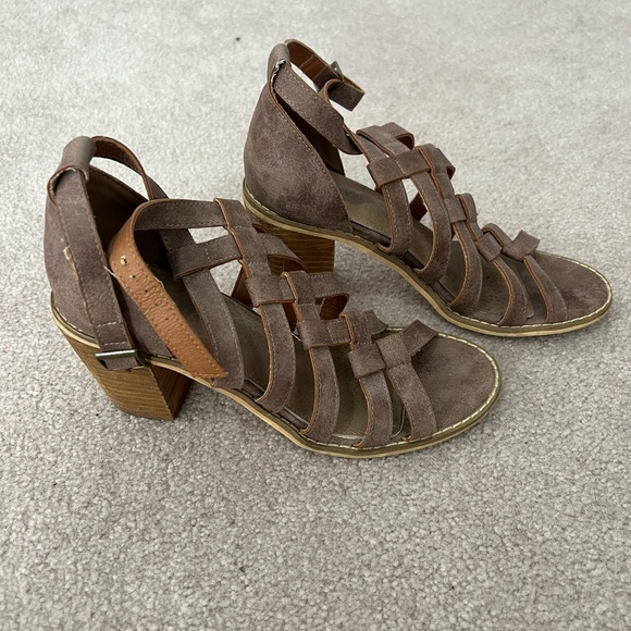 Women's MI IM Brown Strappy Sandals - Picture 2 of 3